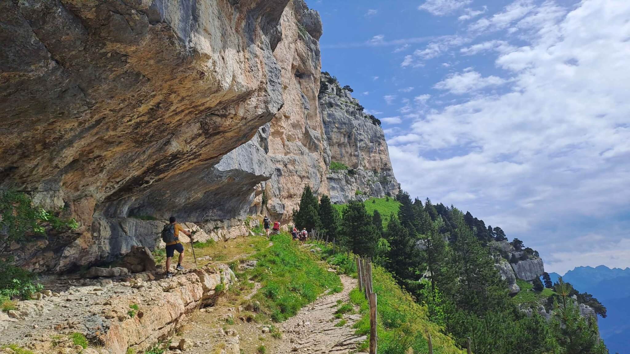 asvel-ski-montagne-randonnee-falaises